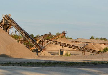 Kum ve çakıl ocağında taşıma bantları