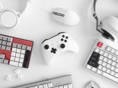 oyun alanı konsepti, üst görünüm oyun teçhizatı, fare, klavye, joystick ve kulaklık.