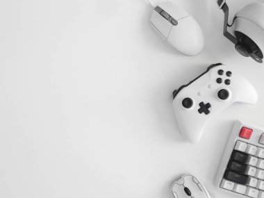 oyun alanı konsepti, üst görünüm oyun teçhizatı, fare, klavye, joystick ve kulaklık.