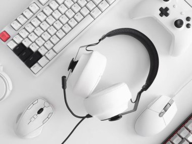oyun alanı konsepti, üst görünüm oyun teçhizatı, fare, klavye, joystick ve kulaklık.