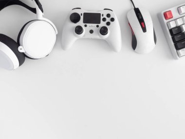 oyun alanı konsepti, üst görünüm oyun teçhizatı, fare, klavye, joystick ve kulaklık.