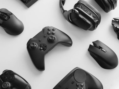 Oyun teçhizatı, fare, klavye, joystick, beyaz masa arka planında kulaklık içeren oyun alanı kavramı.