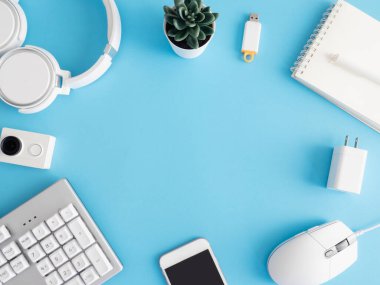Not defteri, plastik fabrikası, akıllı telefonu ve klavyesi olan ofis masasının üst görünümü mavi masa arkaplanı, grafik tasarımcısı, yaratıcı tasarımcı konsepti.