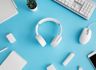Not defteri, plastik fabrikası, akıllı telefonu ve klavyesi olan ofis masasının üst görünümü mavi masa arkaplanı, grafik tasarımcısı, yaratıcı tasarımcı konsepti.