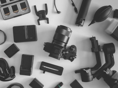 İş yeri fotoğrafçısının dijital kamerası, Gimbal dengeleyicileri ve kamera aksesuarları.