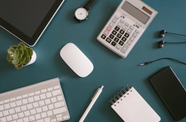 Arkaplanda tablet ve akıllı telefon bulunan ofis masasının üst görünümü, grafik tasarımcısı, yaratıcı tasarımcı konsepti.