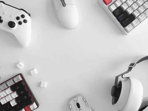 oyun alanı konsepti, üst görünüm oyun teçhizatı, fare, klavye, joystick ve kulaklık.
