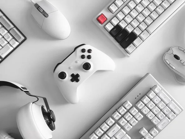 oyun alanı konsepti, üst görünüm oyun teçhizatı, fare, klavye, joystick ve kulaklık.