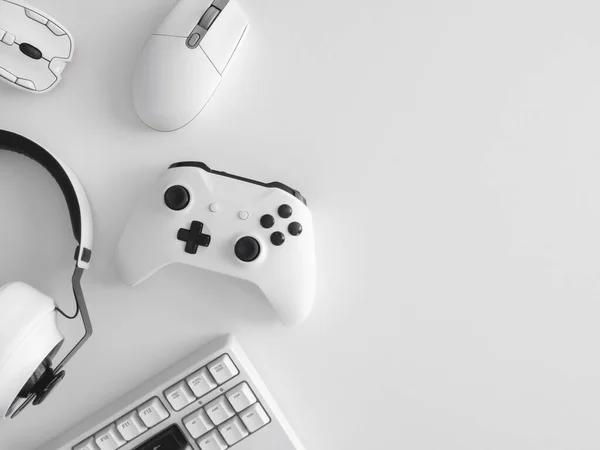 oyun alanı konsepti, üst görünüm oyun teçhizatı, fare, klavye, joystick ve kulaklık.