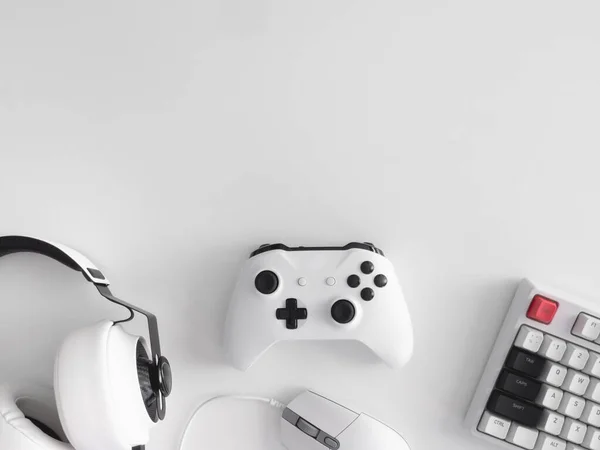 oyun alanı konsepti, üst görünüm oyun teçhizatı, fare, klavye, joystick ve kulaklık.