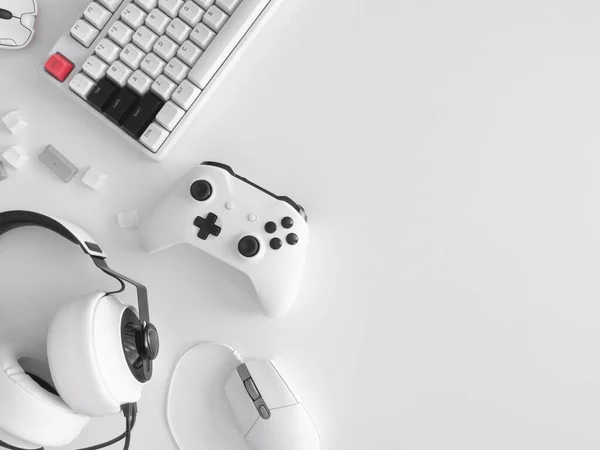 oyun alanı konsepti, üst görünüm oyun teçhizatı, fare, klavye, joystick ve kulaklık.