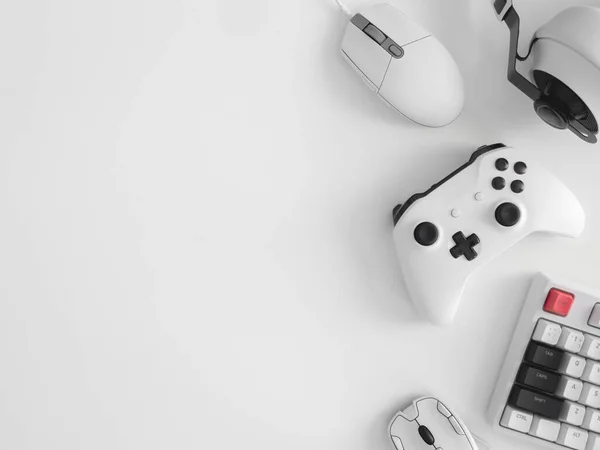 oyun alanı konsepti, üst görünüm oyun teçhizatı, fare, klavye, joystick ve kulaklık.
