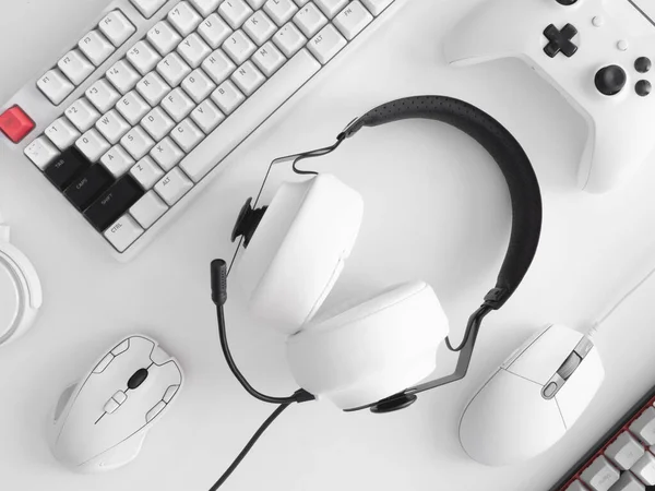 oyun alanı konsepti, üst görünüm oyun teçhizatı, fare, klavye, joystick ve kulaklık.