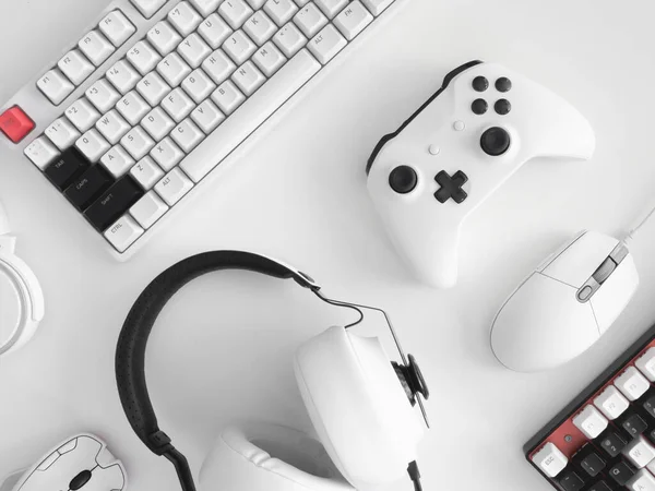oyun alanı konsepti, üst görünüm oyun teçhizatı, fare, klavye, joystick ve kulaklık.