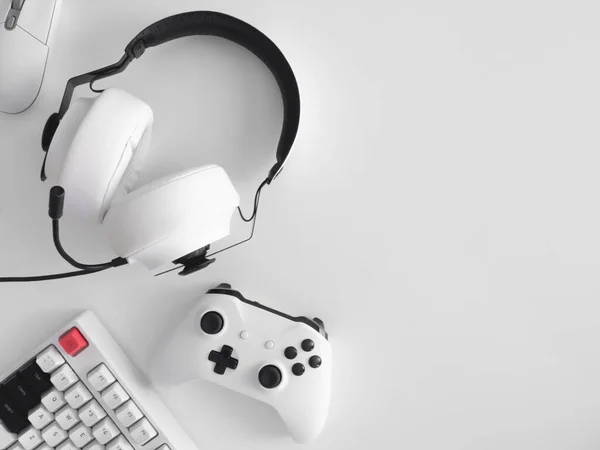 oyun alanı konsepti, üst görünüm oyun teçhizatı, fare, klavye, joystick ve kulaklık.