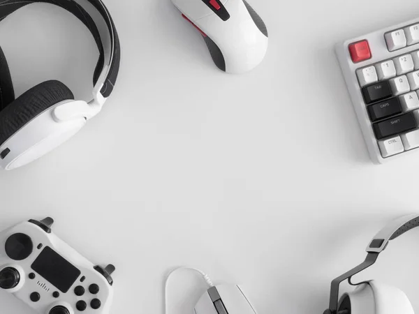 oyun alanı konsepti, üst görünüm oyun teçhizatı, fare, klavye, joystick ve kulaklık.