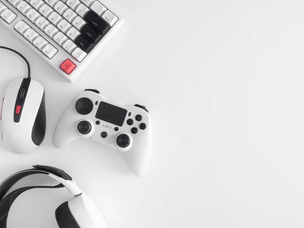 oyun alanı konsepti, üst görünüm oyun teçhizatı, fare, klavye, joystick ve kulaklık.