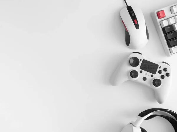 oyun alanı konsepti, üst görünüm oyun teçhizatı, fare, klavye, joystick ve kulaklık.