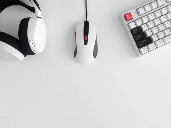 oyun alanı konsepti, üst görünüm oyun teçhizatı, fare, klavye, joystick ve kulaklık.