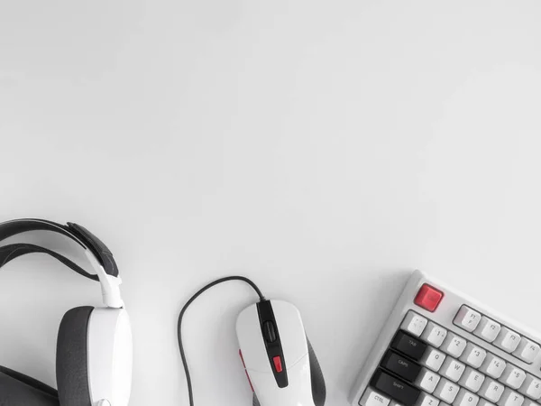 oyun alanı konsepti, üst görünüm oyun teçhizatı, fare, klavye, joystick ve kulaklık.