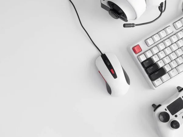 oyun alanı konsepti, üst görünüm oyun teçhizatı, fare, klavye, joystick ve kulaklık.