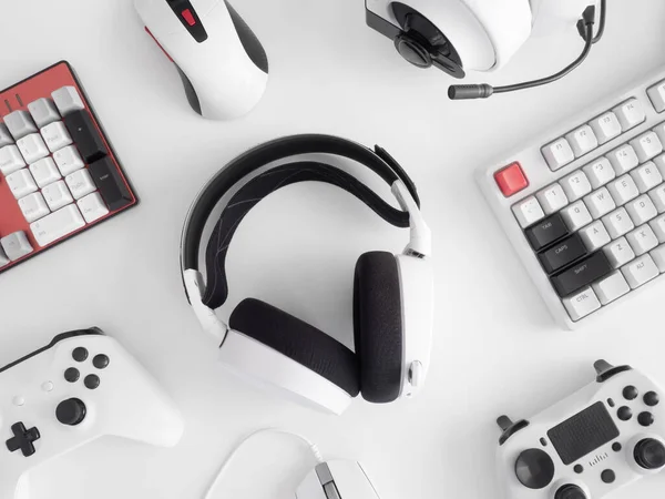 oyun alanı konsepti, üst görünüm oyun teçhizatı, fare, klavye, joystick ve kulaklık.