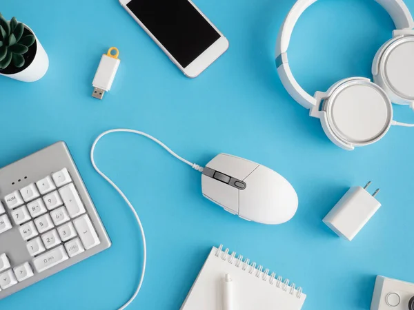 Not defteri, plastik fabrikası, akıllı telefonu ve klavyesi olan ofis masasının üst görünümü mavi masa arkaplanı, grafik tasarımcısı, yaratıcı tasarımcı konsepti.