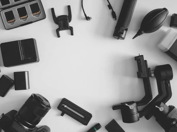 İş yeri fotoğrafçısının dijital kamerası, Gimbal dengeleyicileri ve kamera aksesuarları.