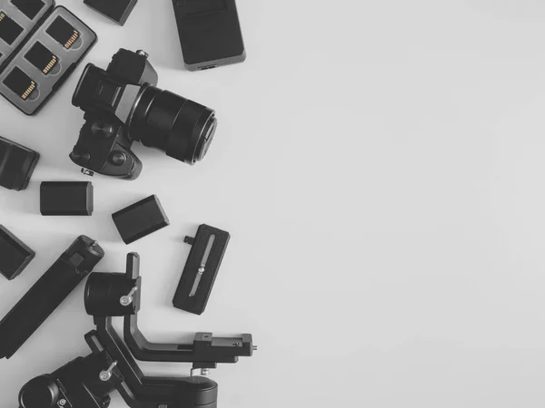İş yeri fotoğrafçısının dijital kamerası, Gimbal dengeleyicileri ve kamera aksesuarları.