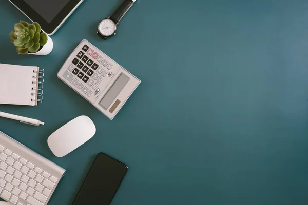 Arkaplanda tablet ve akıllı telefon bulunan ofis masasının üst görünümü, grafik tasarımcısı, yaratıcı tasarımcı konsepti.
