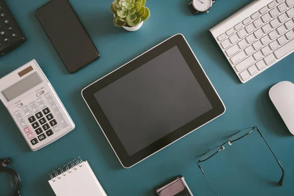 Arkaplanda tablet ve akıllı telefon bulunan ofis masasının üst görünümü, grafik tasarımcısı, yaratıcı tasarımcı konsepti.