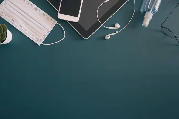Arkaplanda tablet ve akıllı telefon bulunan ofis masasının üst görünümü, grafik tasarımcısı, yaratıcı tasarımcı konsepti.