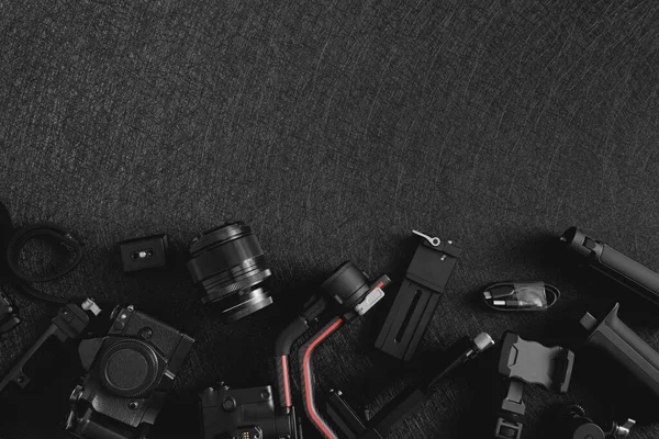İş yeri fotoğrafçısının dijital kamerası, Gimbal dengeleyicileri ve kamera aksesuarları.
