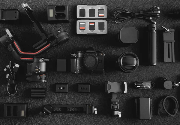 İş yeri fotoğrafçısının dijital kamerası, Gimbal dengeleyicileri ve kamera aksesuarları.