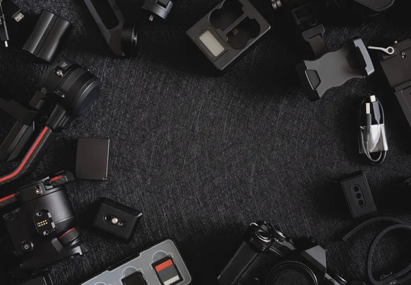 İş yeri fotoğrafçısının dijital kamerası, Gimbal dengeleyicileri ve kamera aksesuarları.
