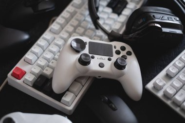 oyun alanı konsepti, üst görünüm oyun teçhizatı, fare, klavye, joystick ve kulaklık.