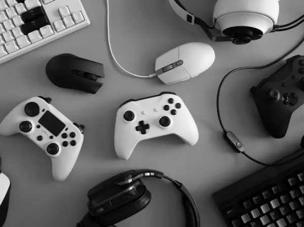 oyun alanı konsepti, üst görünüm oyun teçhizatı, fare, klavye, joystick ve kulaklık.