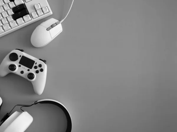 oyun alanı konsepti, üst görünüm oyun teçhizatı, fare, klavye, joystick ve kulaklık.