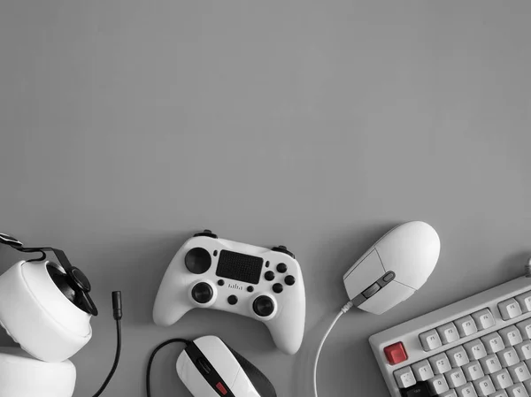oyun alanı konsepti, üst görünüm oyun teçhizatı, fare, klavye, joystick ve kulaklık.