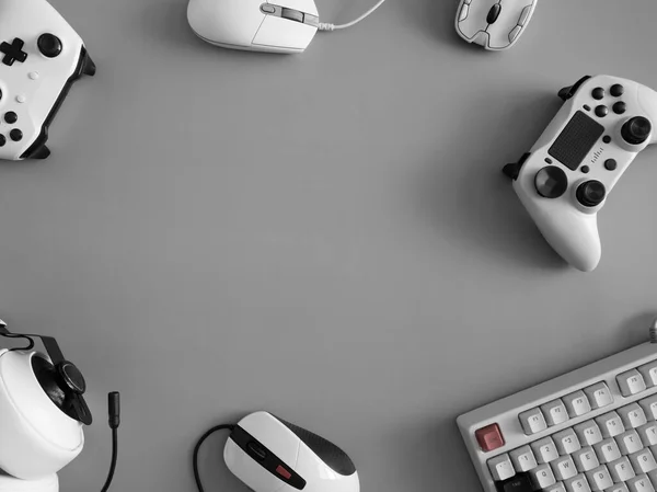 oyun alanı konsepti, üst görünüm oyun teçhizatı, fare, klavye, joystick ve kulaklık.