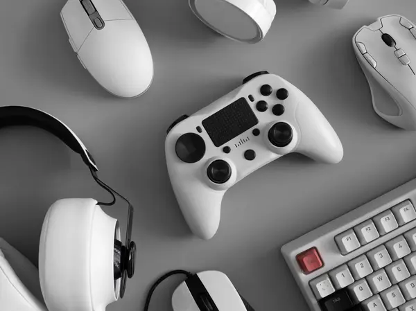 oyun alanı konsepti, üst görünüm oyun teçhizatı, fare, klavye, joystick ve kulaklık.