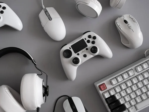 oyun alanı konsepti, üst görünüm oyun teçhizatı, fare, klavye, joystick ve kulaklık.