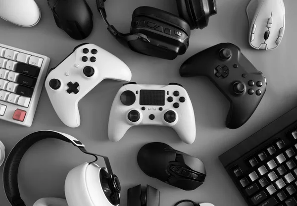 oyun alanı konsepti, üst görünüm oyun teçhizatı, fare, klavye, joystick ve kulaklık.