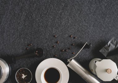 Kahve fincanı ve kahve demliği siyah masa arkasında mutfak odasında, kahve dükkanında..