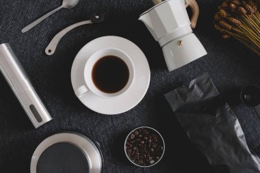 Kahve fincanı ve kahve demliği siyah masa arkasında mutfak odasında, kahve dükkanında..