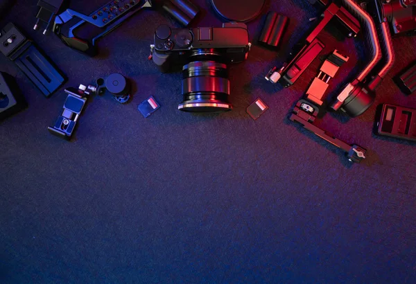 İş yeri fotoğrafçısının dijital kamerası, Gimbal dengeleyicileri ve kamera aksesuarları.