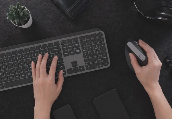 Klavye, fare, akıllı telefon ve aksesuarlı ofis masasının üst görünümü.