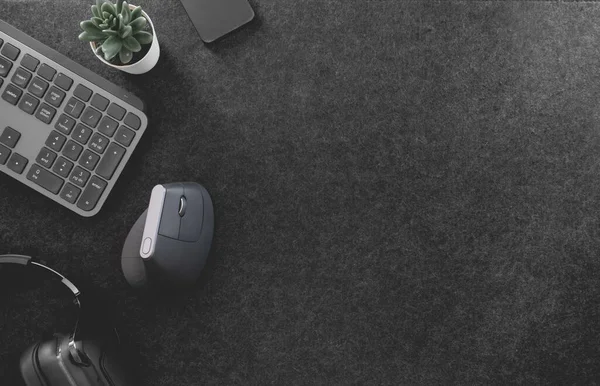 Klavye, fare, akıllı telefon ve aksesuarlı ofis masasının üst görünümü.