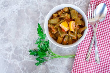 Bamya, geleneksel Türk yemeği. Tabaktaki bamya kabının en üst görüntüsü. Boşluğu kopyala.