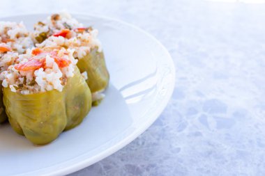 Doldurulmuş biber. Doldurulmuş biberlerin fotokopi alanı olan yakın plan fotoğrafı. Geleneksel Türk yemekleri. Yiyecek sunumu.